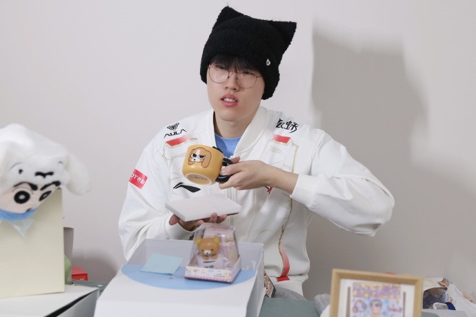 AL分享Kael五周年礼物开箱返图：大家为什莫给我这么多这个狗呀？